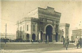 Beyazıt’ta bulunan eski Harbiye Nezareti Binası (arka planda) ve giriş kapısı